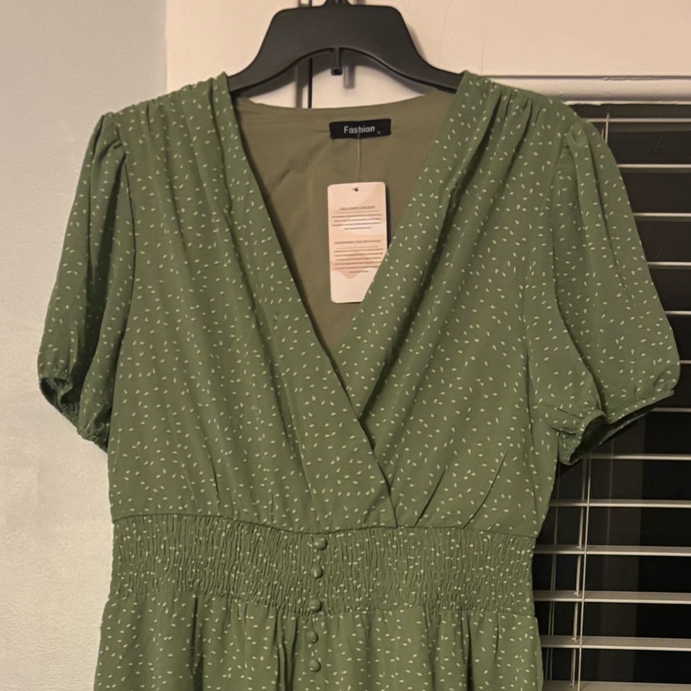 NEW - Amazon brand Fashion size L with high low hem. Sage green polka dot.